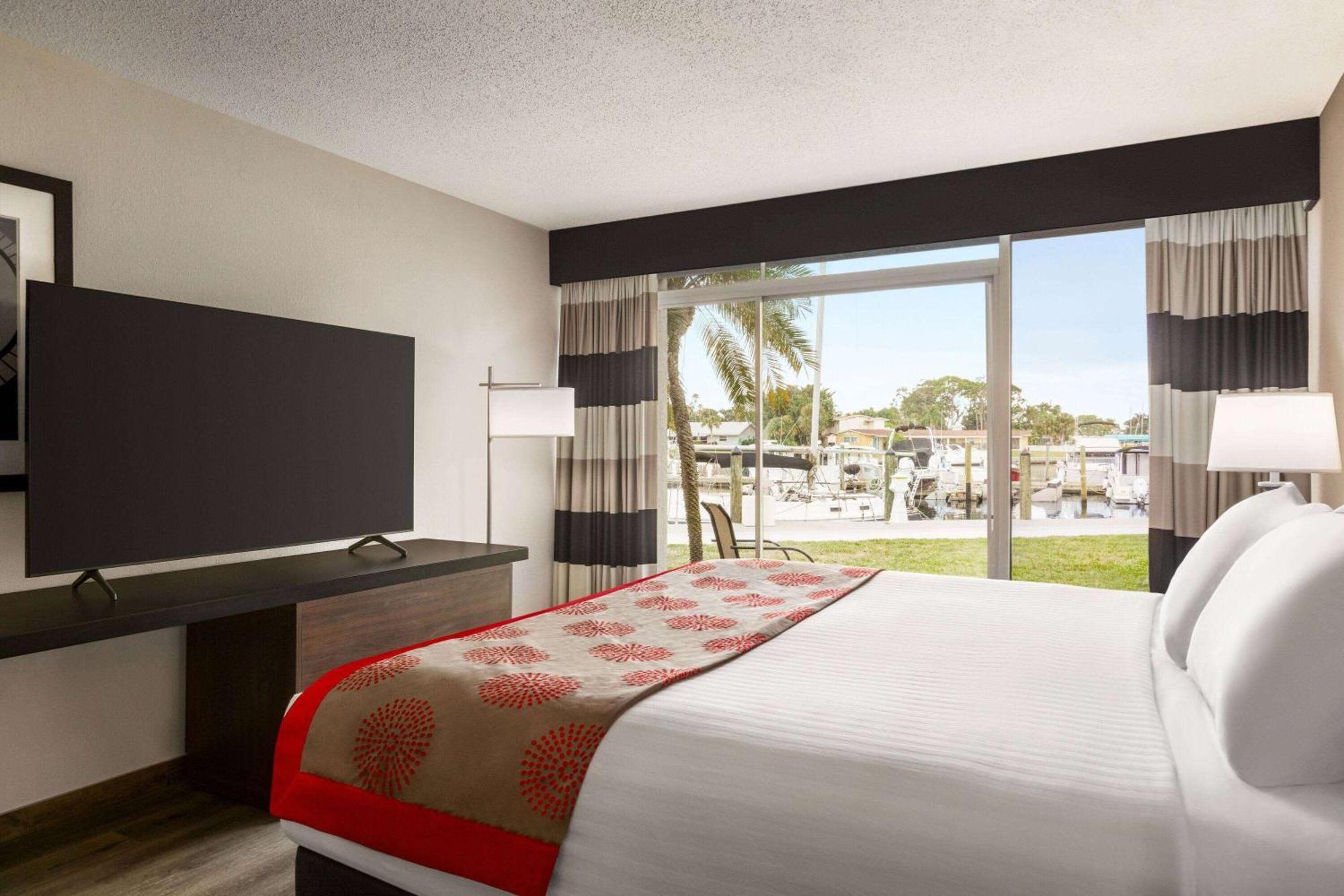 Ramada By Wyndham Sarasota Waterfront Hotel Exterior foto